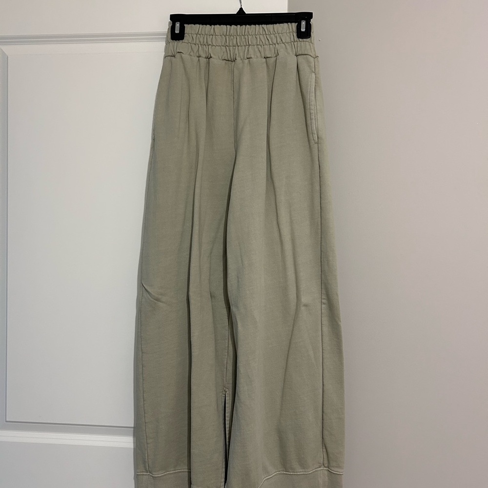 Woman’s Casual Green Pants